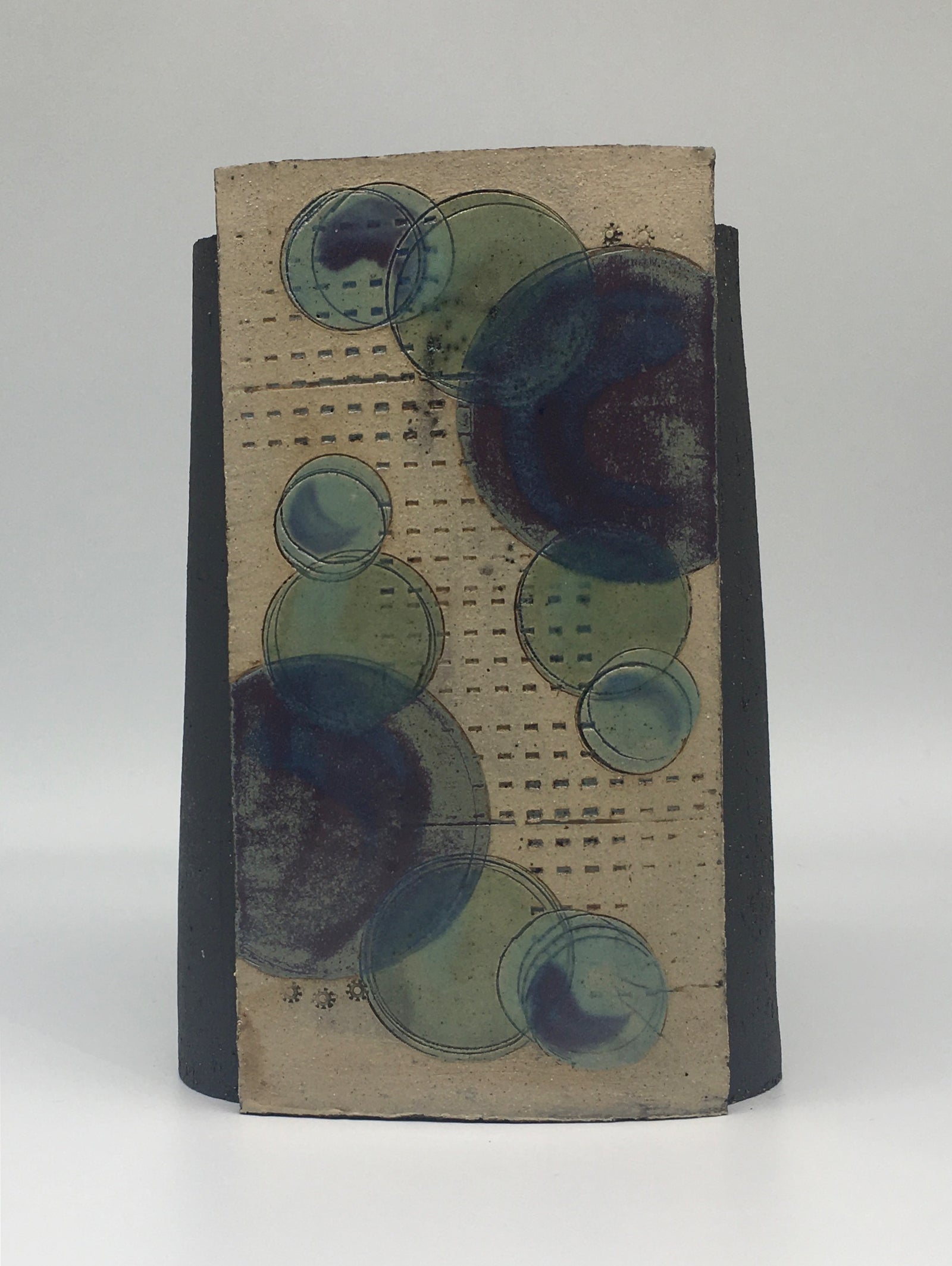 Medium Wrap Pot be- Textured black with muted purple blue circles and dots