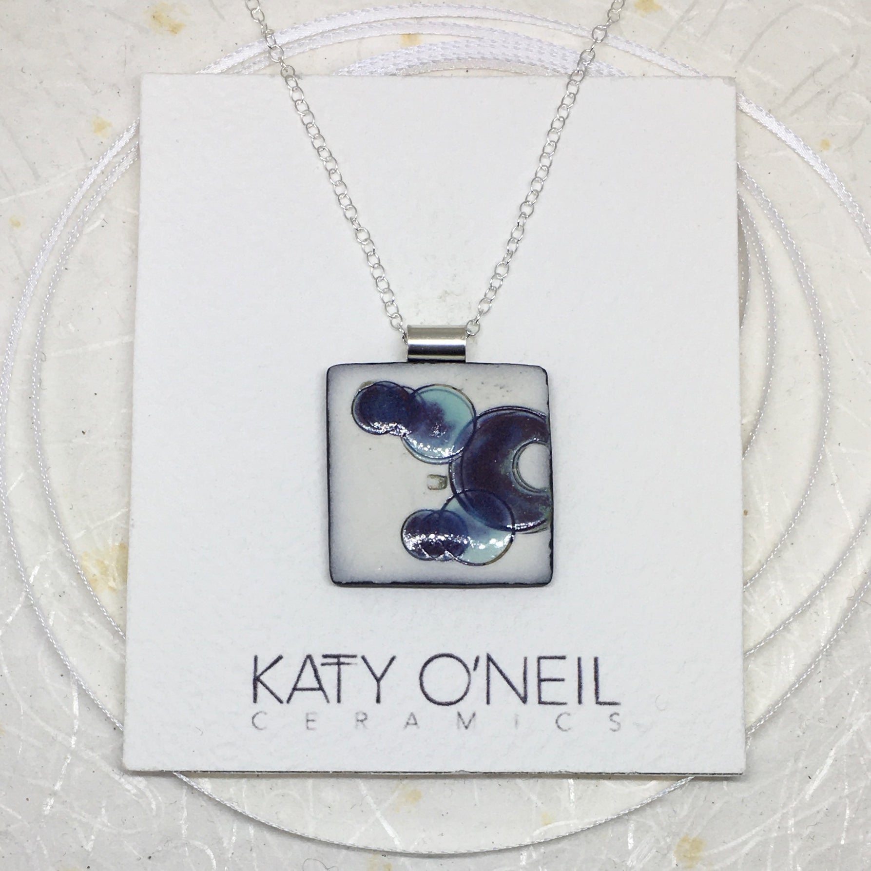 Medium Pendant 18
